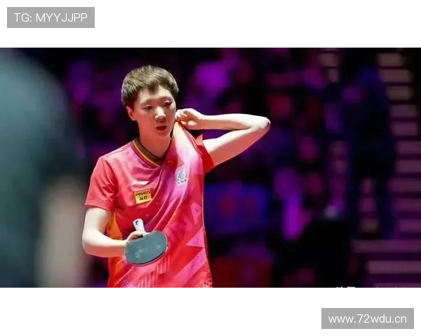 王曼昱把玩亚军礼品难掩落寞